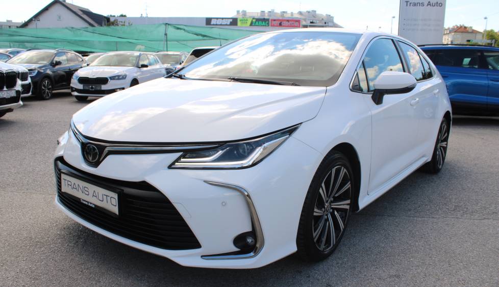 Toyota Corolla Sedan 1.5 VVT *NAVIGACIJA, KAMERA*