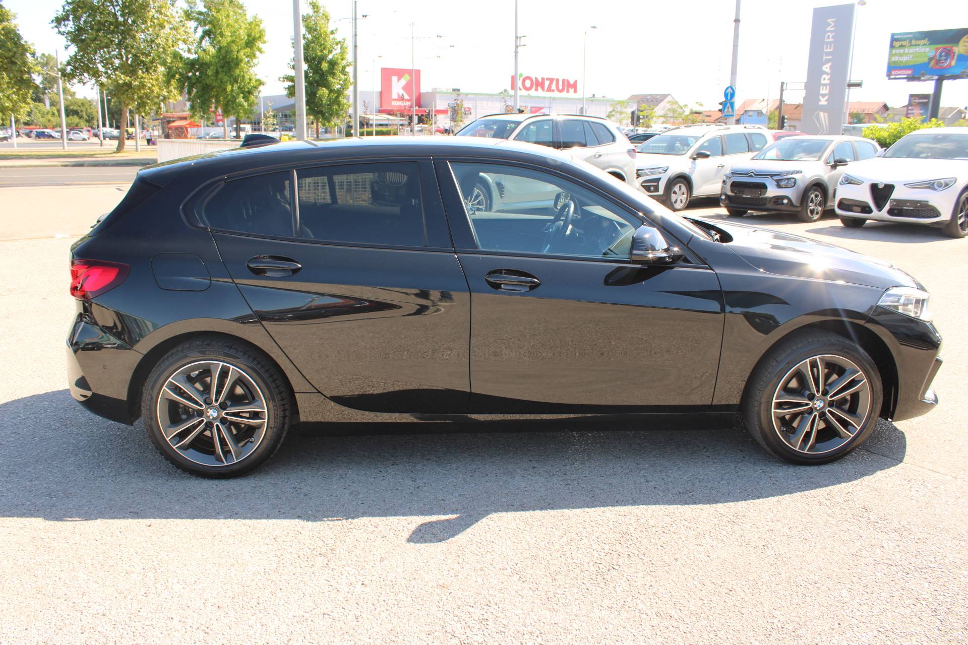 BMW Serija 1 118i Sport Automatik 2023, pogled izvana - slika 4